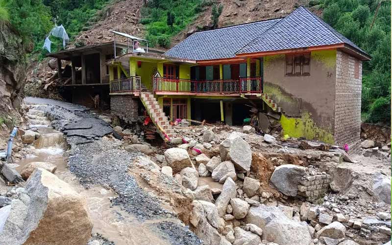 Himachal Cloud Burst : हिमाचल में बादल फटने से अब तक 10 लोगों की मौत! 34 लापता, 61 लोग प्रभावित