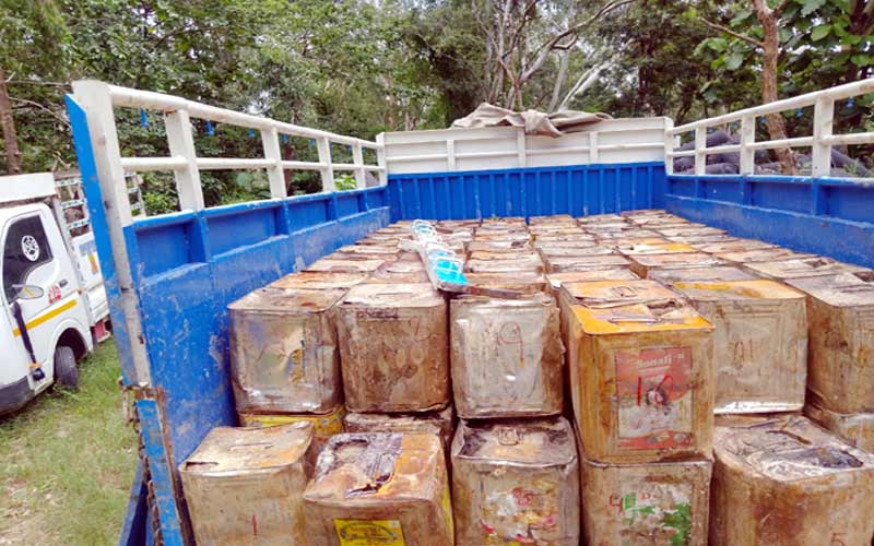 Himachal Crime News: हिमाचल में बिरोजा से भरे 126 टीन पकड़े! अवैध तरीक़े से गाड़ी में हो रही थी सप्लाई