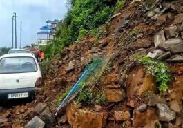 Sirmour News: टूटकर सड़क पर गिरा पहाड़ी का बड़ा हिस्सा! चपेट में आई तीन गाड़ियां