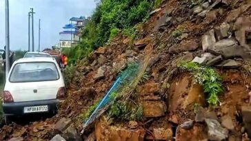 Sirmour News: टूटकर सड़क पर गिरा पहाड़ी का बड़ा हिस्सा! चपेट में आई तीन गाड़ियां