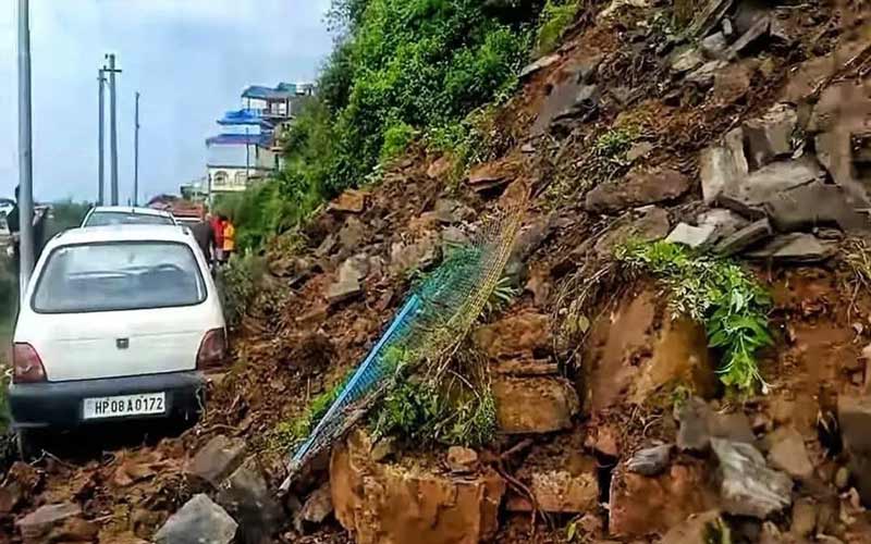 Sirmour News: टूटकर सड़क पर गिरा पहाड़ी का बड़ा हिस्सा! चपेट में आई तीन गाड़ियां