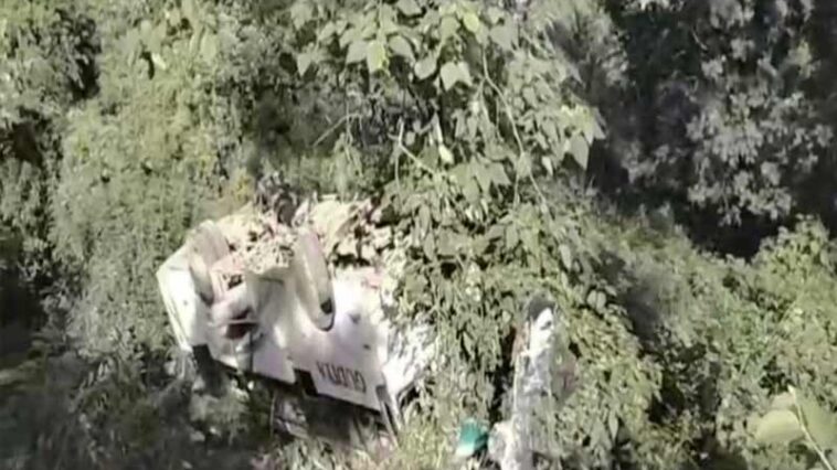 Accident In Himachal: पंजाब में हुए सत्संग से श्रद्धालुओं को लेकर लौट रही बस खाई में लुढ़की! 26 लोग घायल