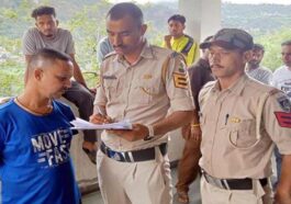 Himachal News Alert: छत्त की साफ-सफाई करते दर्दनाक हादसा! पांव फिसलने से ट्रांसफार्मर पर गिरा व्यक्ति, गई जान