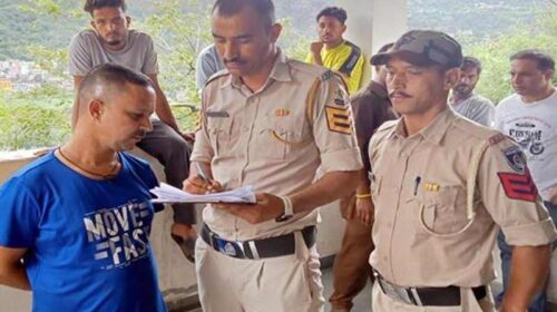 Himachal News Alert: छत्त की साफ-सफाई करते दर्दनाक हादसा! पांव फिसलने से ट्रांसफार्मर पर गिरा व्यक्ति, गई जान