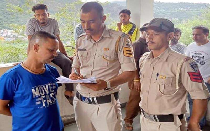 Himachal News Alert: छत्त की साफ-सफाई करते दर्दनाक हादसा! पांव फिसलने से ट्रांसफार्मर पर गिरा व्यक्ति, गई जान