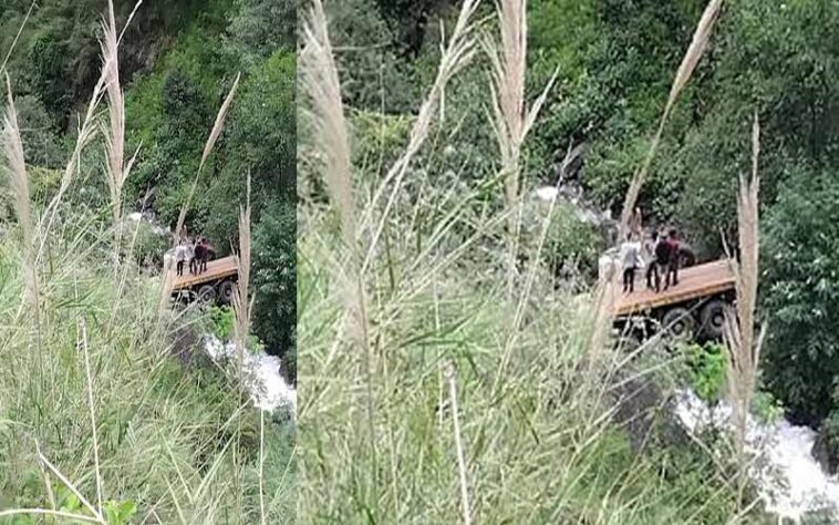 Accident In Himachal: हाईवे से गहरी खाई में लुढ़का ट्राला! सहायक की मौत, चालक घायल
