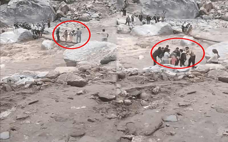 Himachal News: पुलिया से फिसलकर नाले में गिरी राशन लेकर जा रही महिला! टैक्सी चालक ने ऐसे बचाई जान