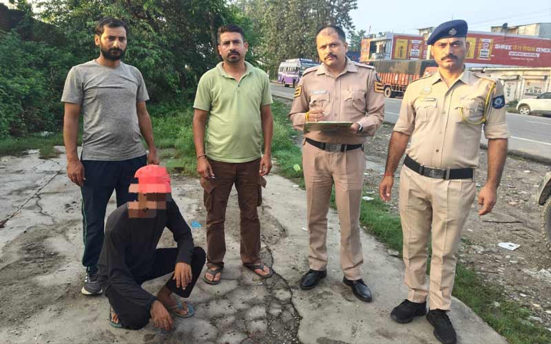 Paonta Sahib: पांवटा साहिब में चरस बेचते पकड़ा गया युवक! कांवड़ियों को बेचता था नशीला पदार्थ