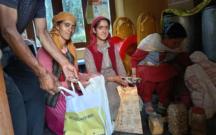 Himachal News: प्राकृतिक आपदा में आंगनवाड़ी कार्यकर्ताओं ने निभाई अहम ज़िम्मेदारी! 4,782 को घर-घर पहुँचाया राशन