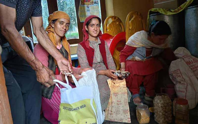 Himachal News: प्राकृतिक आपदा में आंगनवाड़ी कार्यकर्ताओं ने निभाई अहम ज़िम्मेदारी! 4,782 को घर-घर पहुँचाया राशन