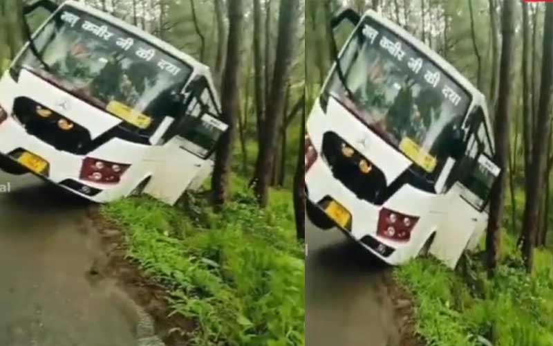 Accident In Himachal: तीखे मोड़ पर बिगड़ा संतुलन! सड़क किनारे लुढ़की बस, यात्रियों में मची चीख-पुकार