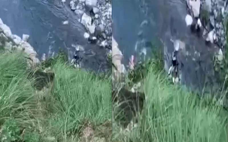 हिमाचल में बड़ा हादसा: नदी में समाई पंजाब के श्रद्धालुओं की कार! दो की मौत, 10 वर्षीय मासूम लापता