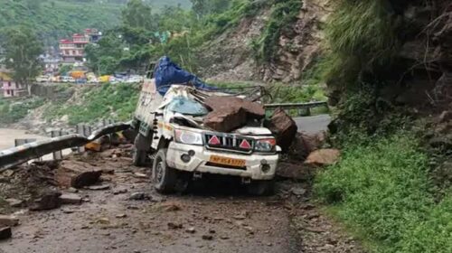 Himachal Weather: हिमाचल में चलती गाड़ी पर गिरे पत्थर! दो गंभीर घायल, बारिश को लेकर एडवाइजरी जारी