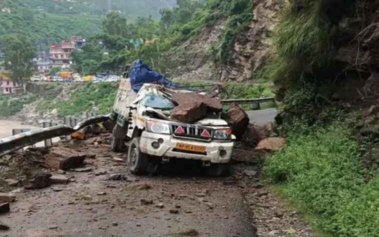 Himachal Weather: हिमाचल में चलती गाड़ी पर गिरे पत्थर! दो गंभीर घायल, बारिश को लेकर एडवाइजरी जारी