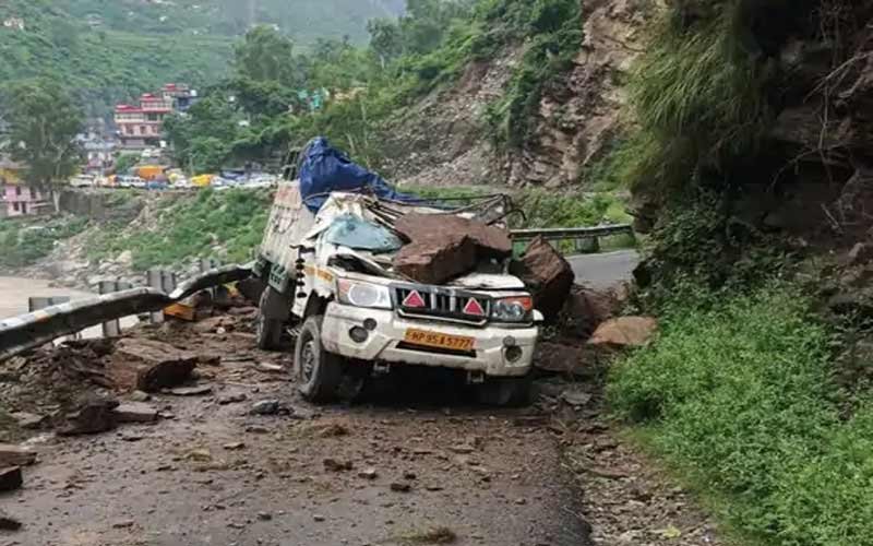 Himachal Weather: हिमाचल में चलती गाड़ी पर गिरे पत्थर! दो गंभीर घायल, बारिश को लेकर एडवाइजरी जारी