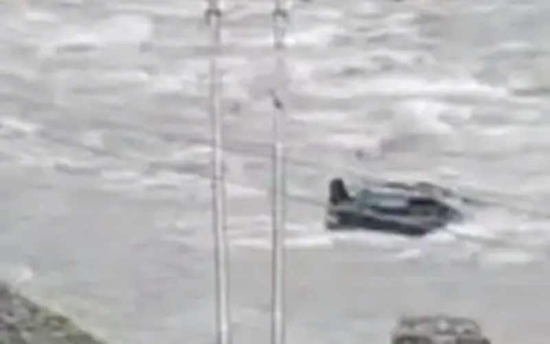 Accident In Himachal: पुल की रेलिंग को तोड़ते हुए पब्बर नदी समाई कार! एक लापता, दूसरा घायल