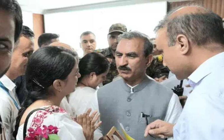 CM Sukhu: मुख्यमंत्री ने सराज के आपदाग्रस्त क्षेत्रों का किया दौरा! सम्पर्क मार्गों की शीघ्र बहाली के निर्देश