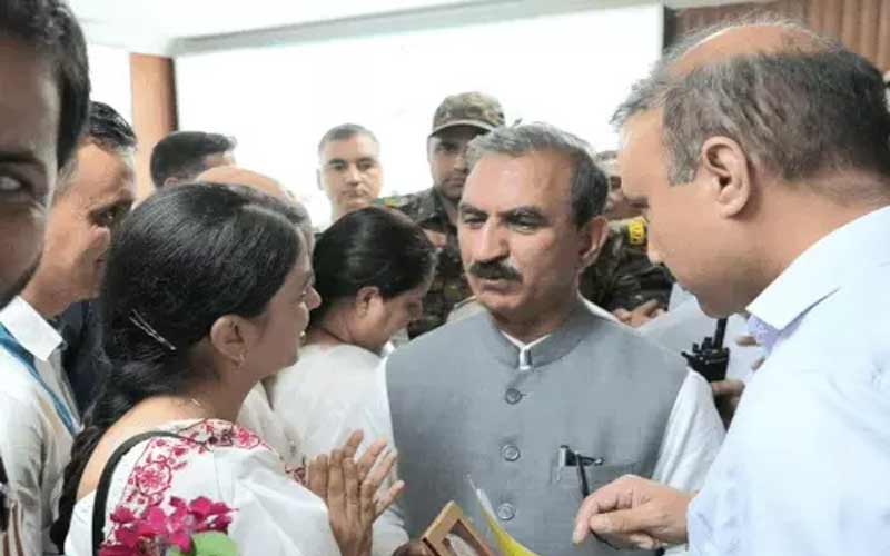 CM Sukhu: मुख्यमंत्री ने सराज के आपदाग्रस्त क्षेत्रों का किया दौरा! सम्पर्क मार्गों की शीघ्र बहाली के निर्देश