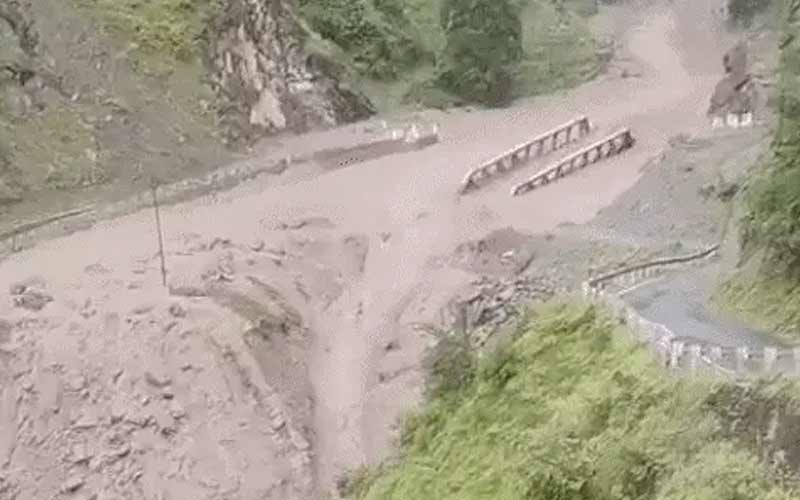 Himachal Cloudburst: हिमाचल में दो जगह बादल फटने से फिर तबाही! नाले में आई बाढ़ से लोग सहमे