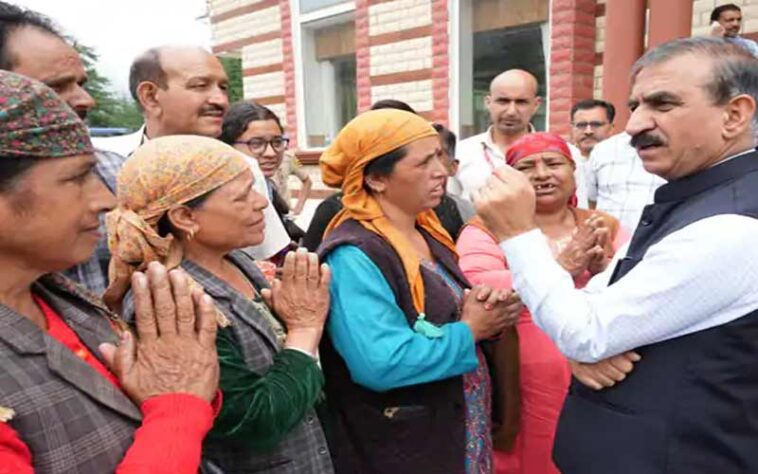 CM Sukhu: प्रशासन की सलाह के विपरीत सीएम ने थुनाग में आपदा प्रभावितों के बीच बिताई रात