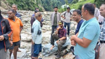 HP News: आपदा प्रभावित क्षेत्रों में राहत कार्यों का जायजा लेने पैदल पहुंचे डीसी! विभागों को दिए निर्देश