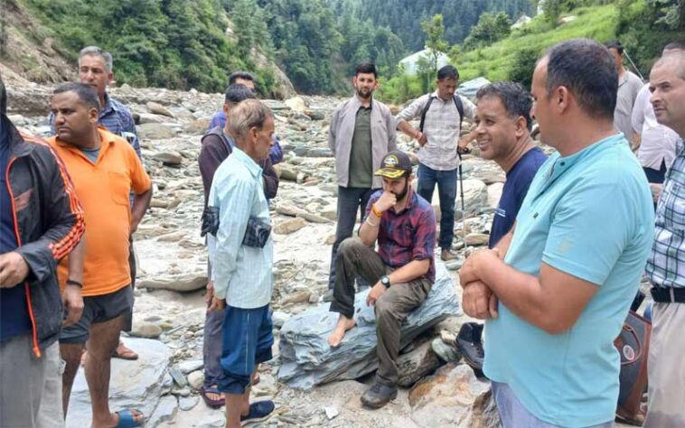 HP News: आपदा प्रभावित क्षेत्रों में राहत कार्यों का जायजा लेने पैदल पहुंचे डीसी! विभागों को दिए निर्देश