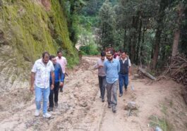 Himachal Latest News: आपदा प्रभावित गांवों तक 12 किलोमीटर पैदल चलकर पहुंचे डीसी! बहाली कार्यों का लिया जायजा