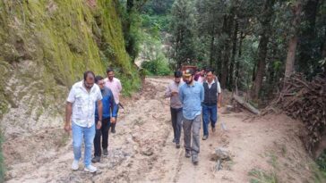 Himachal Latest News: आपदा प्रभावित गांवों तक 12 किलोमीटर पैदल चलकर पहुंचे डीसी! बहाली कार्यों का लिया जायजा