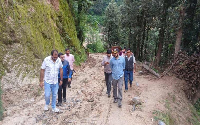 Himachal Latest News: आपदा प्रभावित गांवों तक 12 किलोमीटर पैदल चलकर पहुंचे डीसी! बहाली कार्यों का लिया जायजा