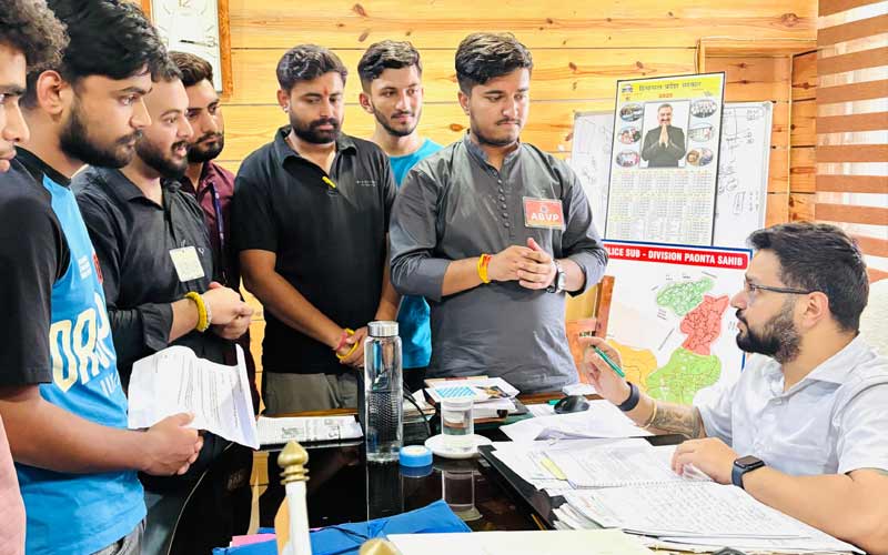 Paonta Sahib: पांवटा से अम्बोया कॉलेज रूट पर अतिरिक्त बस सेवा की मांग! छात्रों ने SDM को सौंपा ज्ञापन