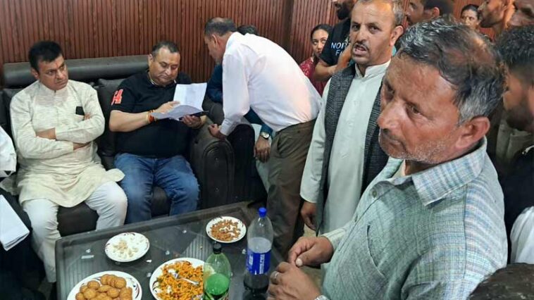 Sirmour News: बरसात के मौसम में सड़कों के रखरखाव पर विशेष ध्यान दे विभाग- विनय कुमार