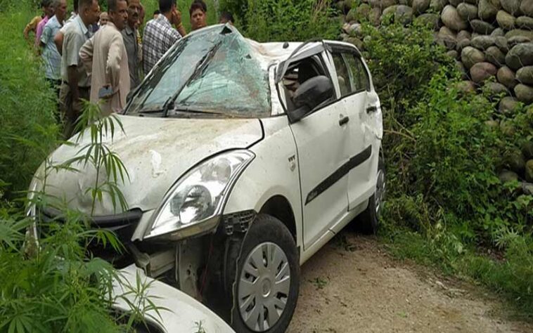 Accident In Himachal: सड़क पर पशुओं का झुंड आने से चालक का बिगड़ा संतुलन! गहरी खाई में लुढ़की कार