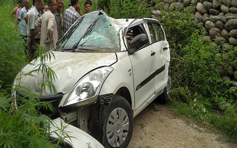 Accident In Himachal: सड़क पर पशुओं का झुंड आने से चालक का बिगड़ा संतुलन! गहरी खाई में लुढ़की कार