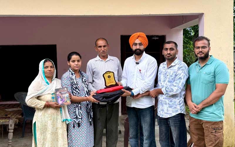 Sirmour News: पिता ने मजदूरी कर पढ़ाया! अब बेटी ने जेआरएफ परीक्षा पास कर बढ़ाया मान, 99.55 परसेंटाइल किए हासिल