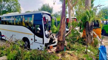 Accident In Himachal: हिमाचल में लग्जरी बस और ट्राला के बीच जोरदार भिड़ंत! चालक सहित चार यात्री जख्मी