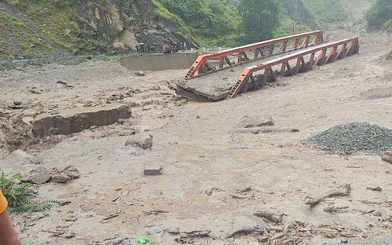 Himachal Cloudburst: मंडी-चंबा में बादल फटने से पांच पुल बहे! खड्ड में बाढ़ आने से लापता हुई 30 वर्षीय महिला
