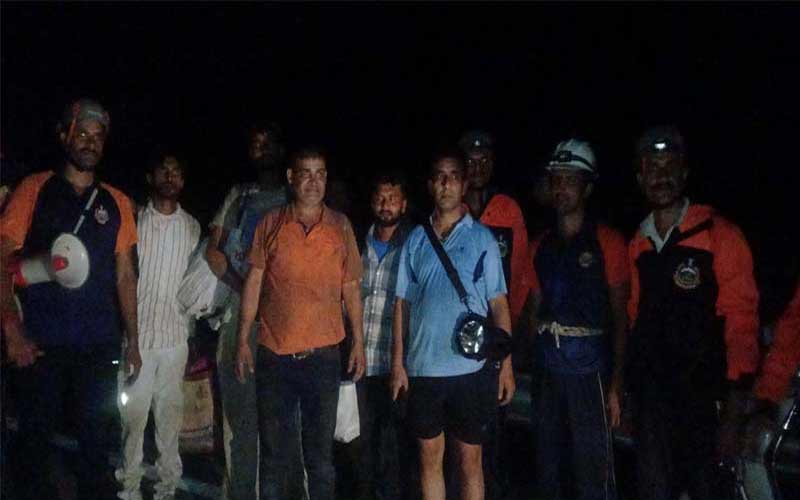 Himachal News: जंगल में रास्ता भटके पंजाब के तीन टूरिस्ट समेत चार लोग! पुलिस सहित एसडीआरएफ ने किए रेस्क्यू