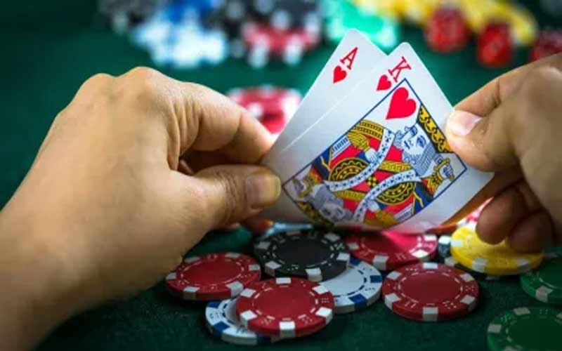 Paonta Sahib: पांवटा में चार जुआरी रंगे हाथों गिरफ्तार! ताश की गड्डी और नकदी बरामद