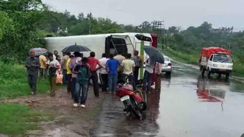 HRTC Bus Accident: सड़क पर पलटी यात्रियों से भरी एचआरटीसी बस! सवारियों में मची चीख-पुकार