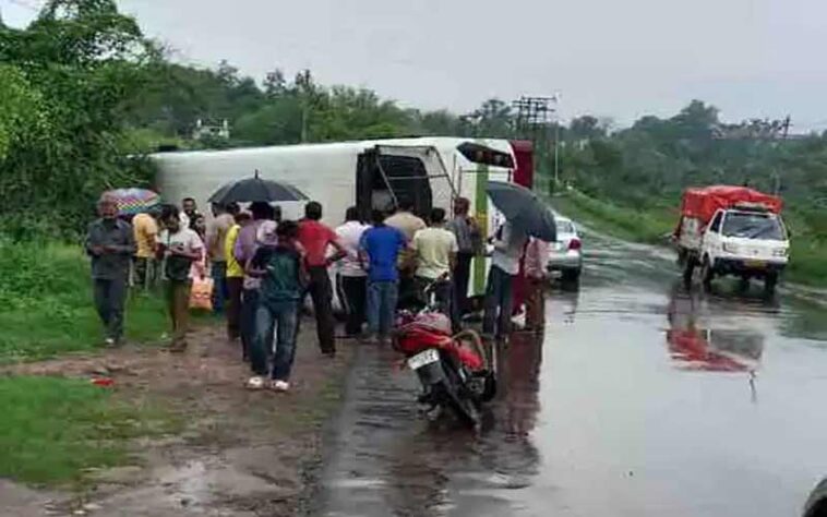HRTC Bus Accident: सड़क पर पलटी यात्रियों से भरी एचआरटीसी बस! सवारियों में मची चीख-पुकार