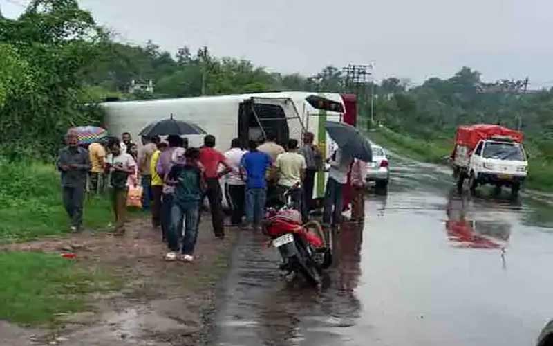 HRTC Bus Accident: सड़क पर पलटी यात्रियों से भरी एचआरटीसी बस! सवारियों में मची चीख-पुकार