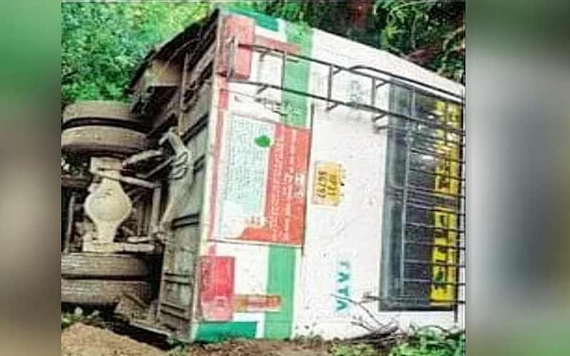 Accident In Himachal: सड़क पर फिसलकर एचआरटीसी बस पलटी! ड्राइवर-कंडक्टर सहित 17 लोग जख्मी