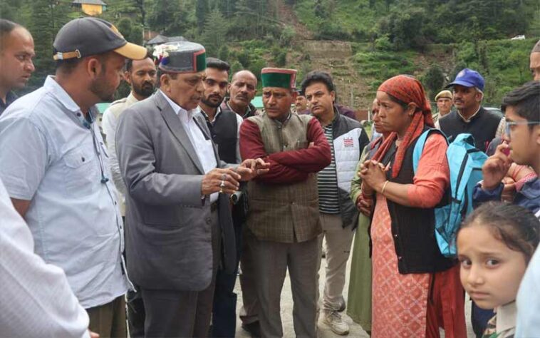 HP News: आपदा प्रभावित क्षेत्रों में 13 हजार से अधिक लोगों की स्वास्थ्य जांच! साढ़े पांच हजार को बांटी दवाइयां
