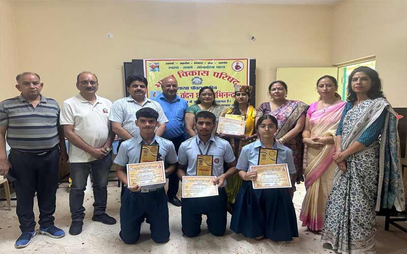 Paonta Sahib: द रोज ऑर्किड वर्ल्ड स्कूल में मनाया सम्मान समारोह! शिक्षिका बबीता रानी को सम्मानित