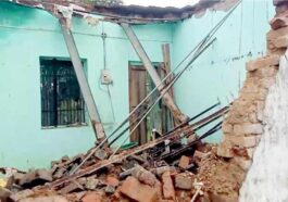 Monsoon: भारी बारिश के बाद जमींदोज हुआ घर! महिला सहित तीन बच्चों ने भाग कर बचाई जान