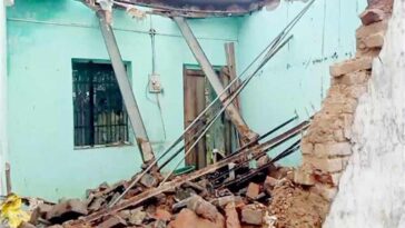 Monsoon: भारी बारिश के बाद जमींदोज हुआ घर! महिला सहित तीन बच्चों ने भाग कर बचाई जान