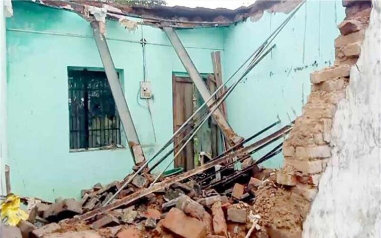 Monsoon: भारी बारिश के बाद जमींदोज हुआ घर! महिला सहित तीन बच्चों ने भाग कर बचाई जान
