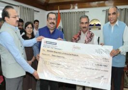 CM Sukhu: आईबीसीए ने त्साराप-चू संरक्षण रिजर्व प्रबंधन के लिए मुख्यमंत्री को दिया तीन करोड़ रुपये का चेक