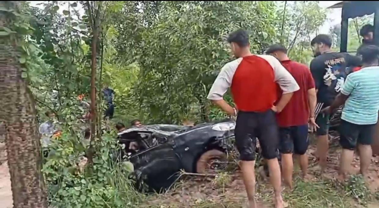 गूगल मैप की गलती से टूटा पुल पार कर बैठा परिवार, नदी में बही कार – ग्रामीणों ने बचाई जान