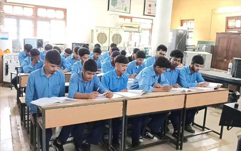 HP News: अढ़ाई साल में 4414 ITI प्रशिक्षुओं को देश की अग्रणी कंपनियों में मिली नौकरी! सैलरी 33 हजार… HP News: अढ़ाई साल में 4414 ITI प्रशिक्षुओं को देश की अग्रणी कंपनियों में मिली नौकरी! सैलरी 33 हजार…